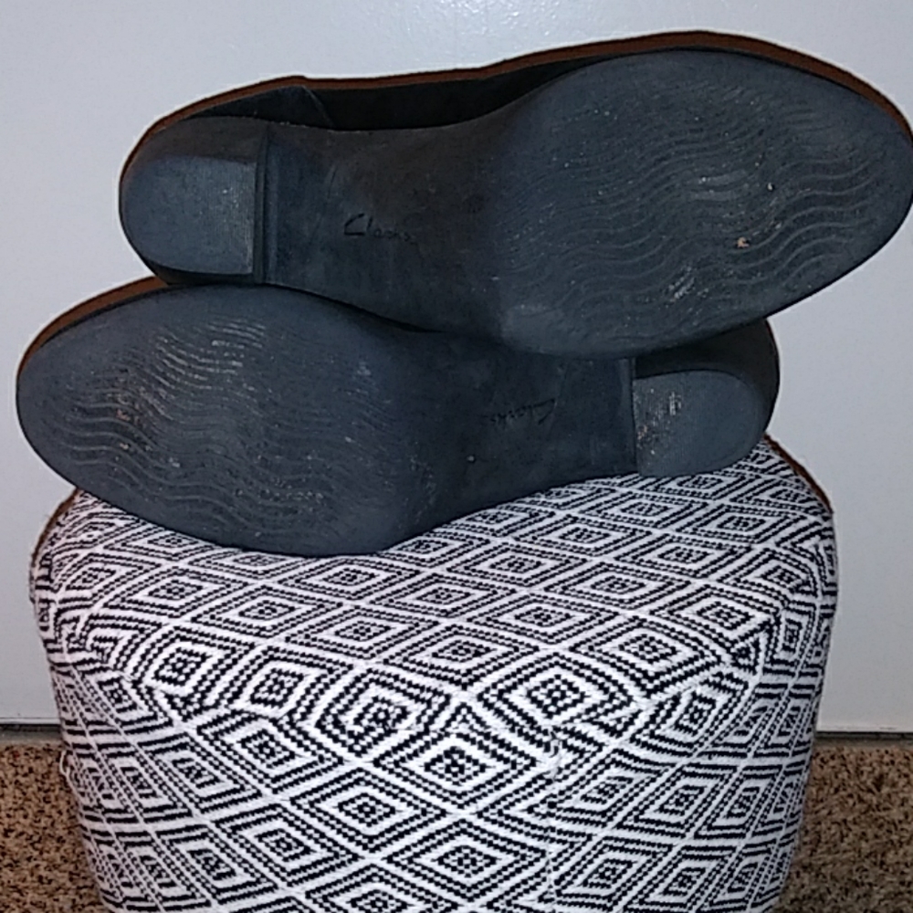 Clarks Suede Adya Bella Artisan Booties - EUC - Picture 6 of 9